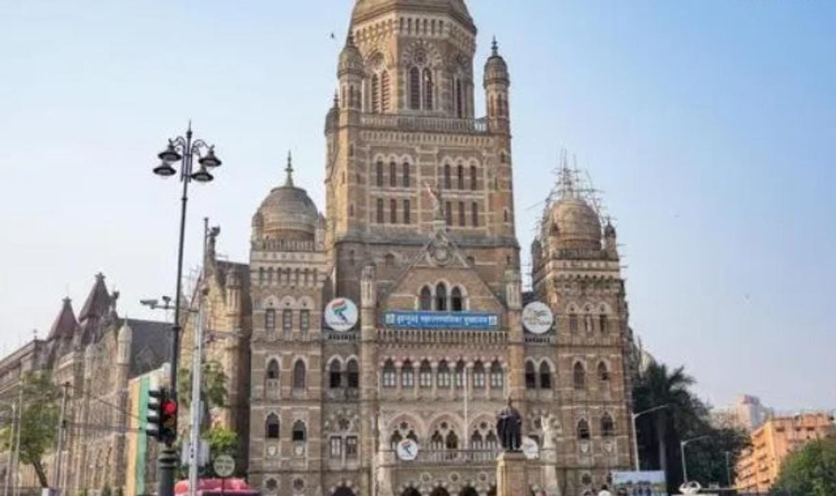 चौपाट्यांच्या अस्वच्छतेवरून नगरसेवकांनी तीव्र नाराजी!! आता मुंबईतील किनारपट्टींच्या संवर्धनासाठी स्वतंत्र कोस्टल कमिटी, महापालिका सभागृहात ठराव मंजूर