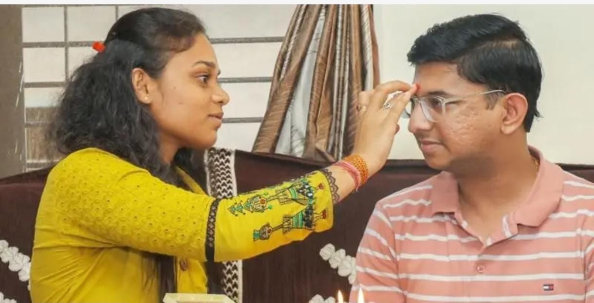 अनोखे रक्षाबंधन!भावाच्या मनगटावर नाही, तर त्याच्या 'धडधडणाऱ्या हृदयावर' बहिणीनं बांधली राखी