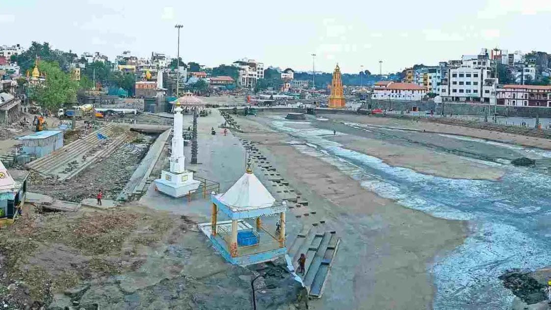 दुष्काळ असतानाही कुंभ ध्वजारोहणासाठी कोरड्या गोदावरीत पाणी;  नदी प्रवाही ठेवण्यासाठी गंगापूर धरणातून पाणी सोडण्याचा निर्णय!