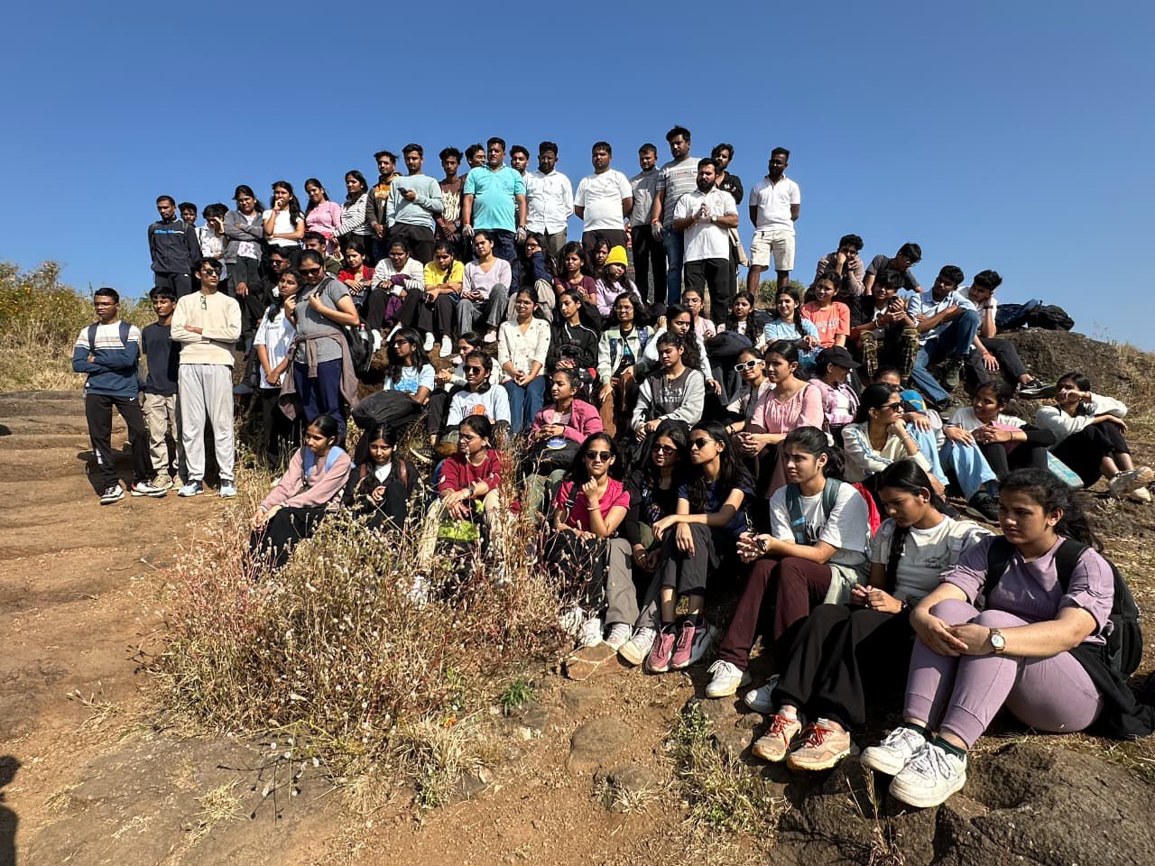 इतिहासाच्या पायथ्याशी तरुणाईचा जोश! रामशेज किल्ल्यावर युवासेनाची भव्य स्वच्छता व संवर्धन मोहीम 