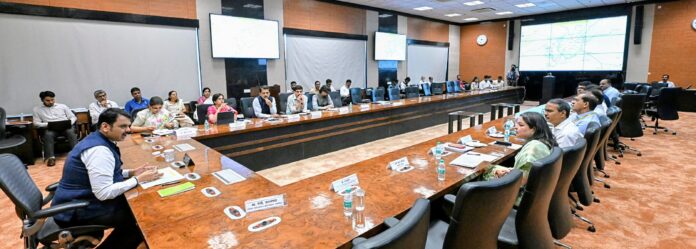 नाशिक बाह्यवळण प्रकल्पाचा प्रस्ताव तातडीने मंत्रिमंडळासमोर सादर करा : मुख्यमंत्री देवेंद्र फडणवीस